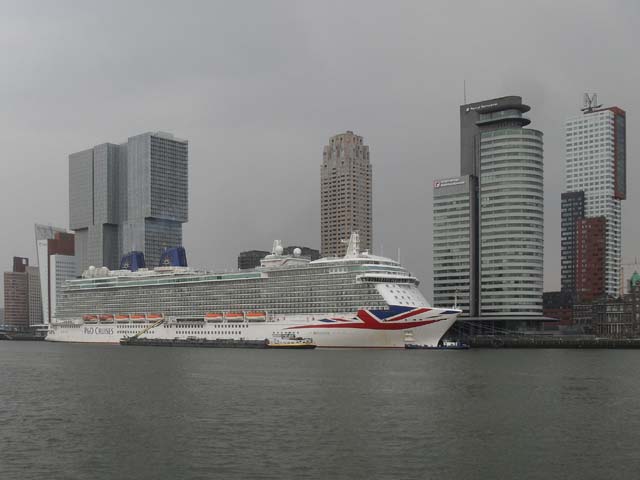 Cruiseschip ms Britannia van P&O aan de Cruise Terminal Rotterdam